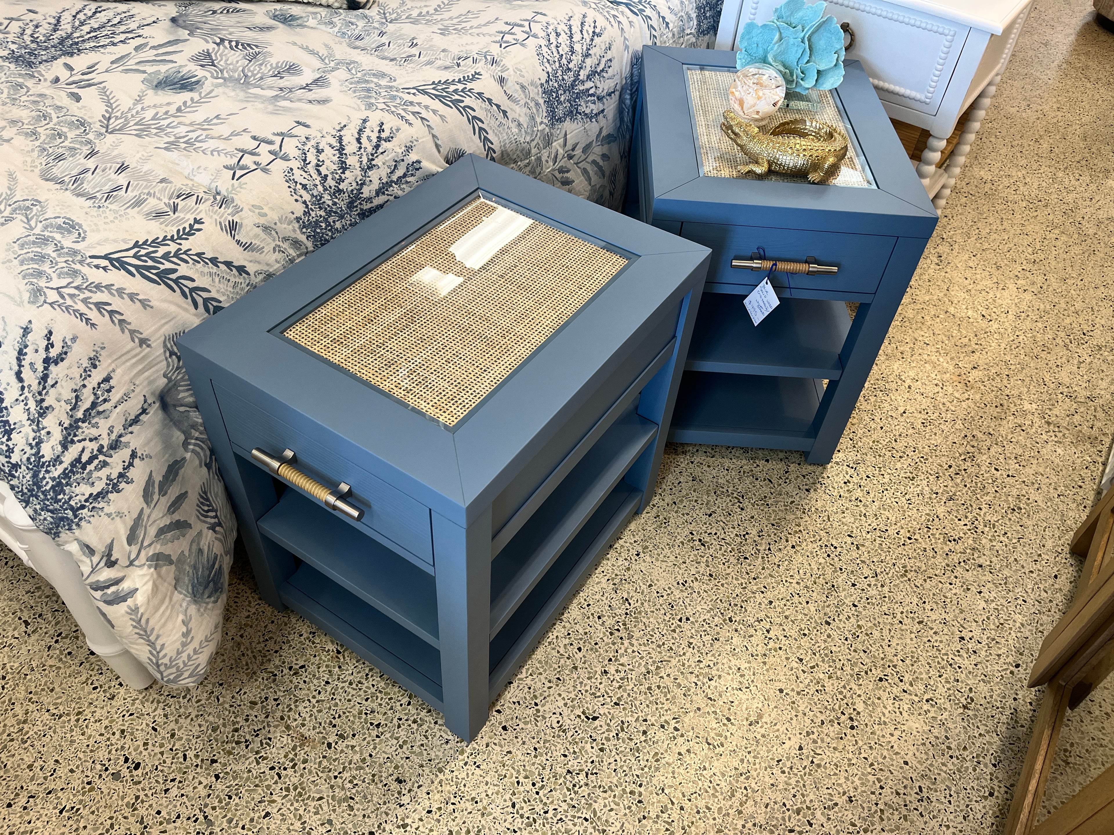 Solid Wood End Table/Nightstand